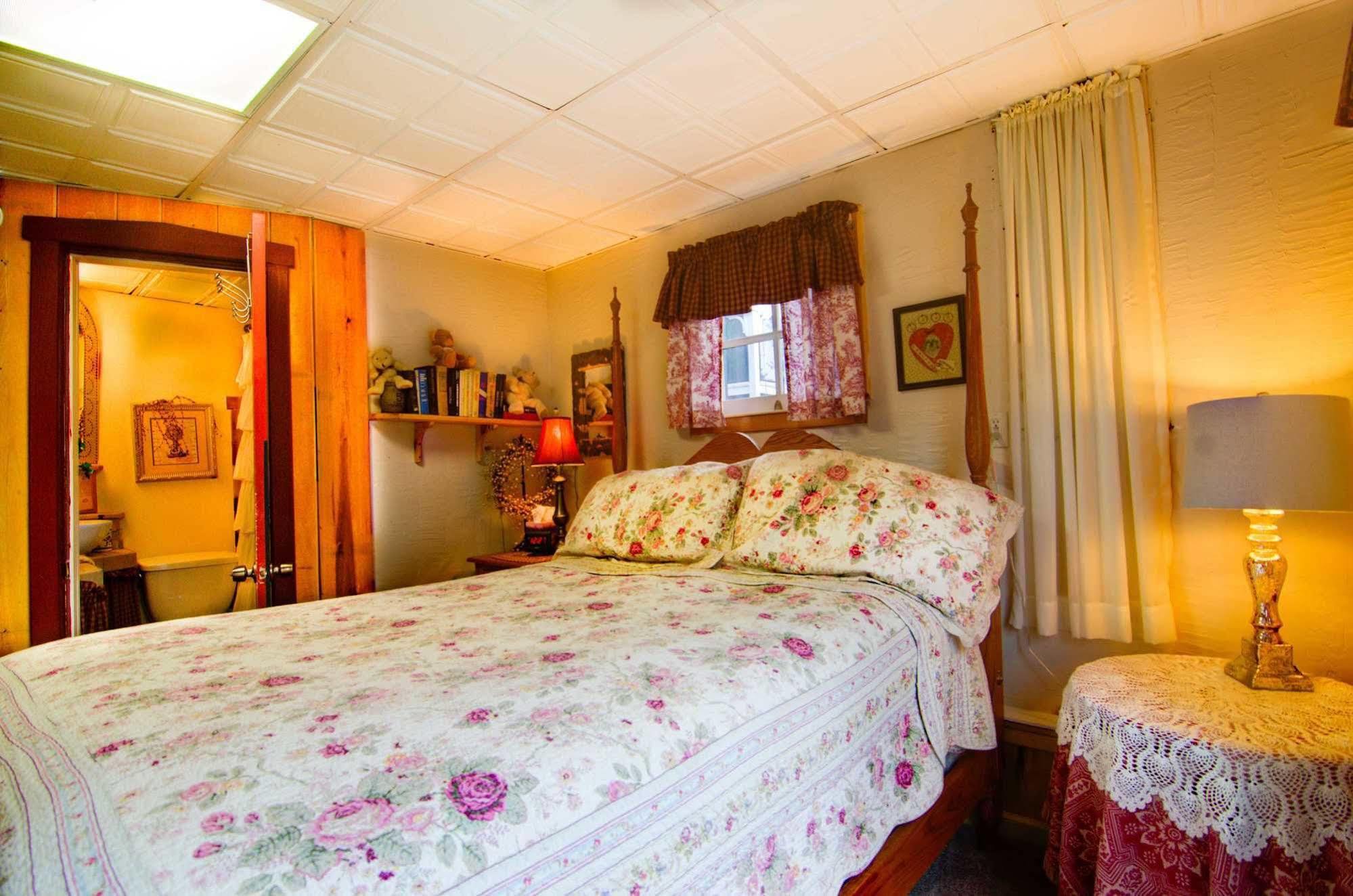 Lily Garden Bed And Breakfast Harpers Ferry Exterior photo