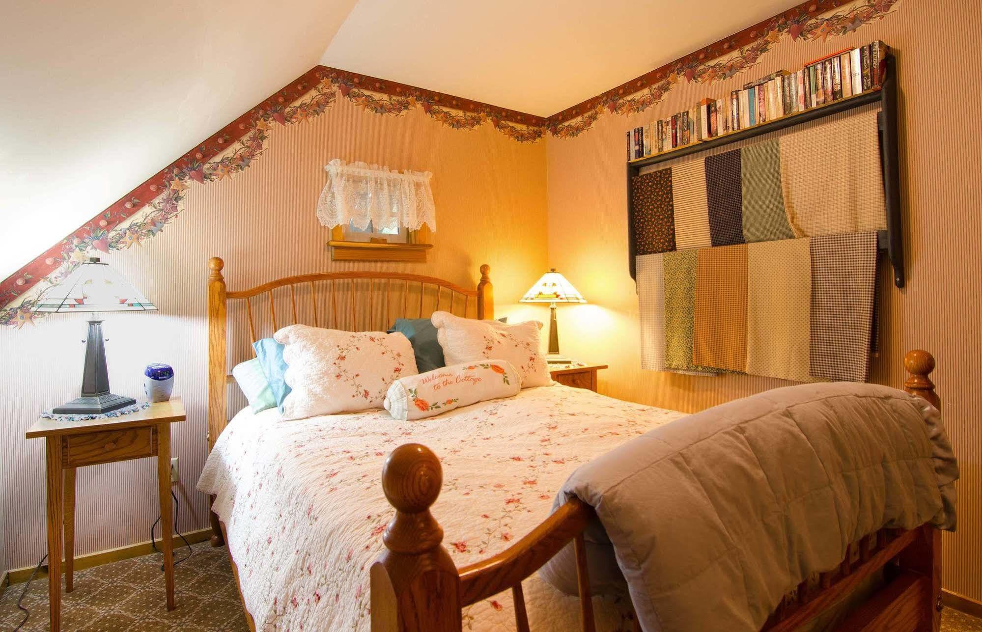 Lily Garden Bed And Breakfast Harpers Ferry Exterior photo